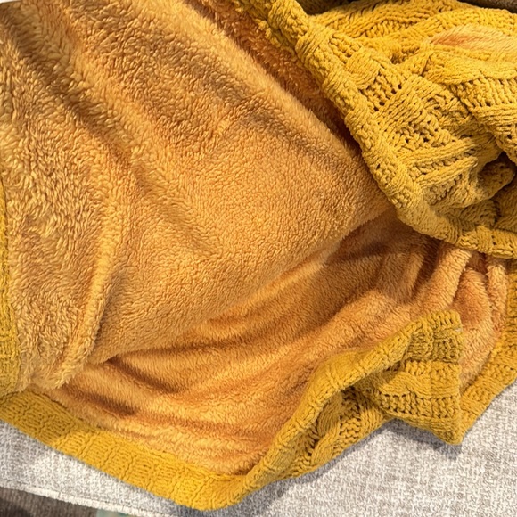 Cable knit and fleece throw blanket by DKNY - Picture 3 of 4